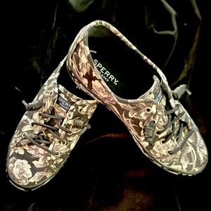 Sperry Top Sider tennis shoe